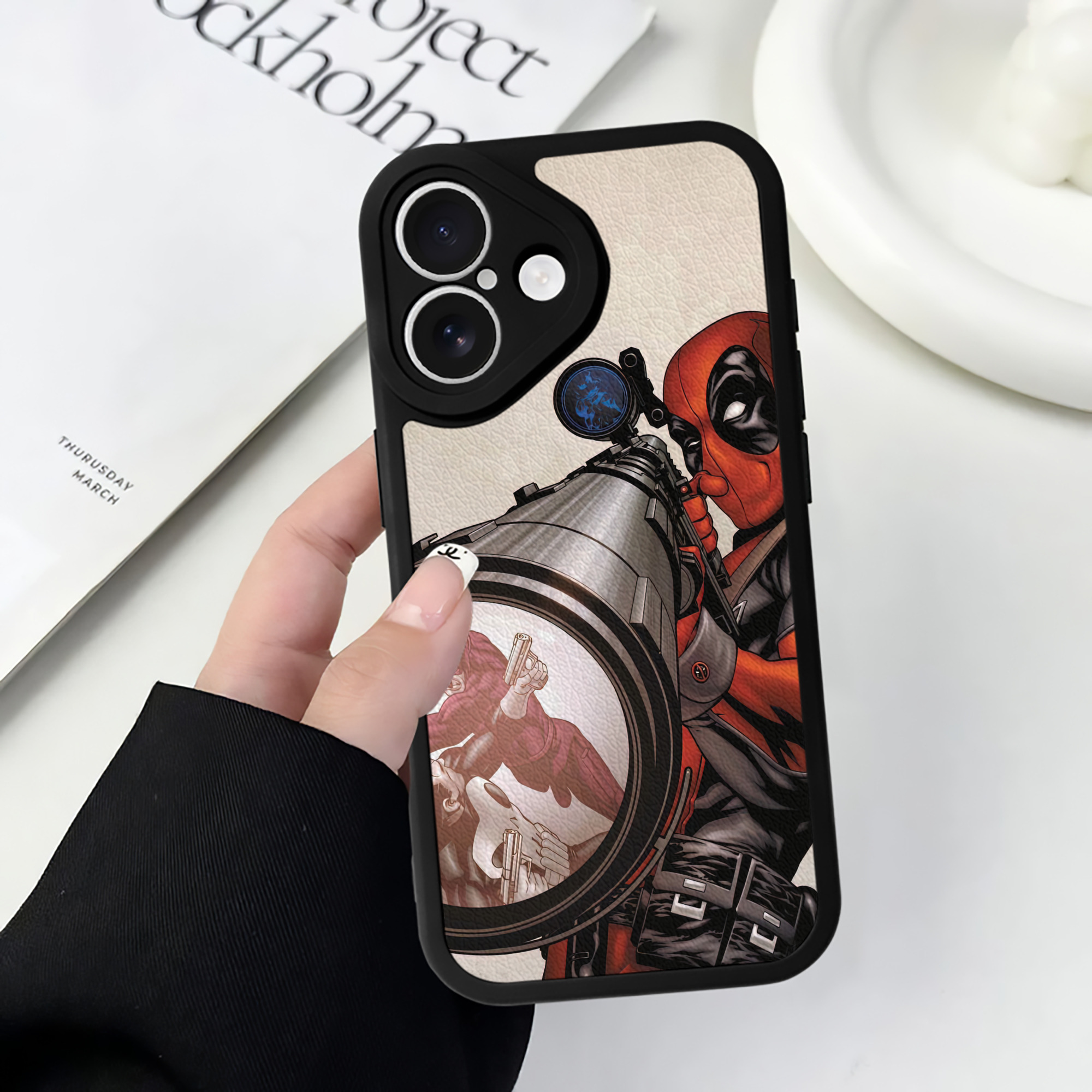 （画像用） Deadpool デッドプール 【iPhone 16シリーズ対応】シリコンスマホケース（レザー調） 材質：シリコン